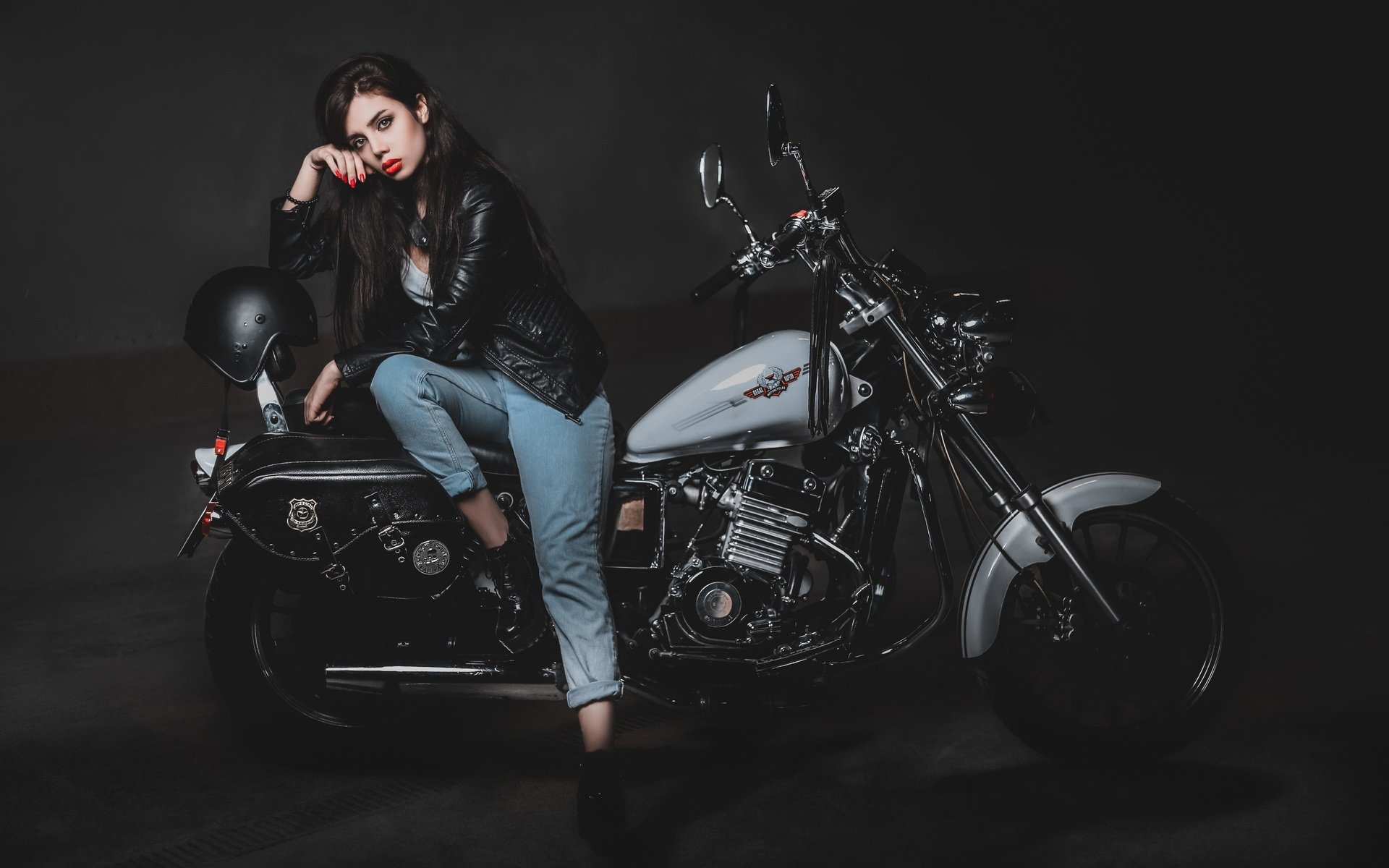 Biker girls: style and drive brings the glow — live moments in Zhangqiu