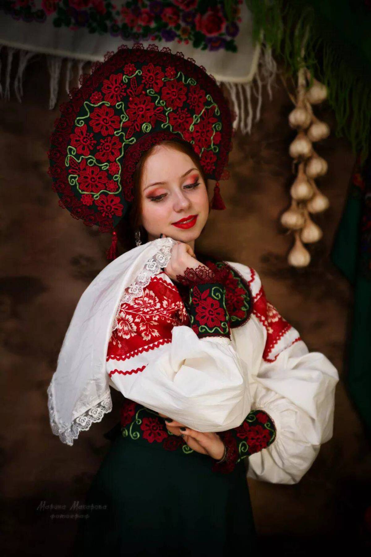 Take a pause and enjoy Women in Slavic costumes — streaming from Zhangqiu
