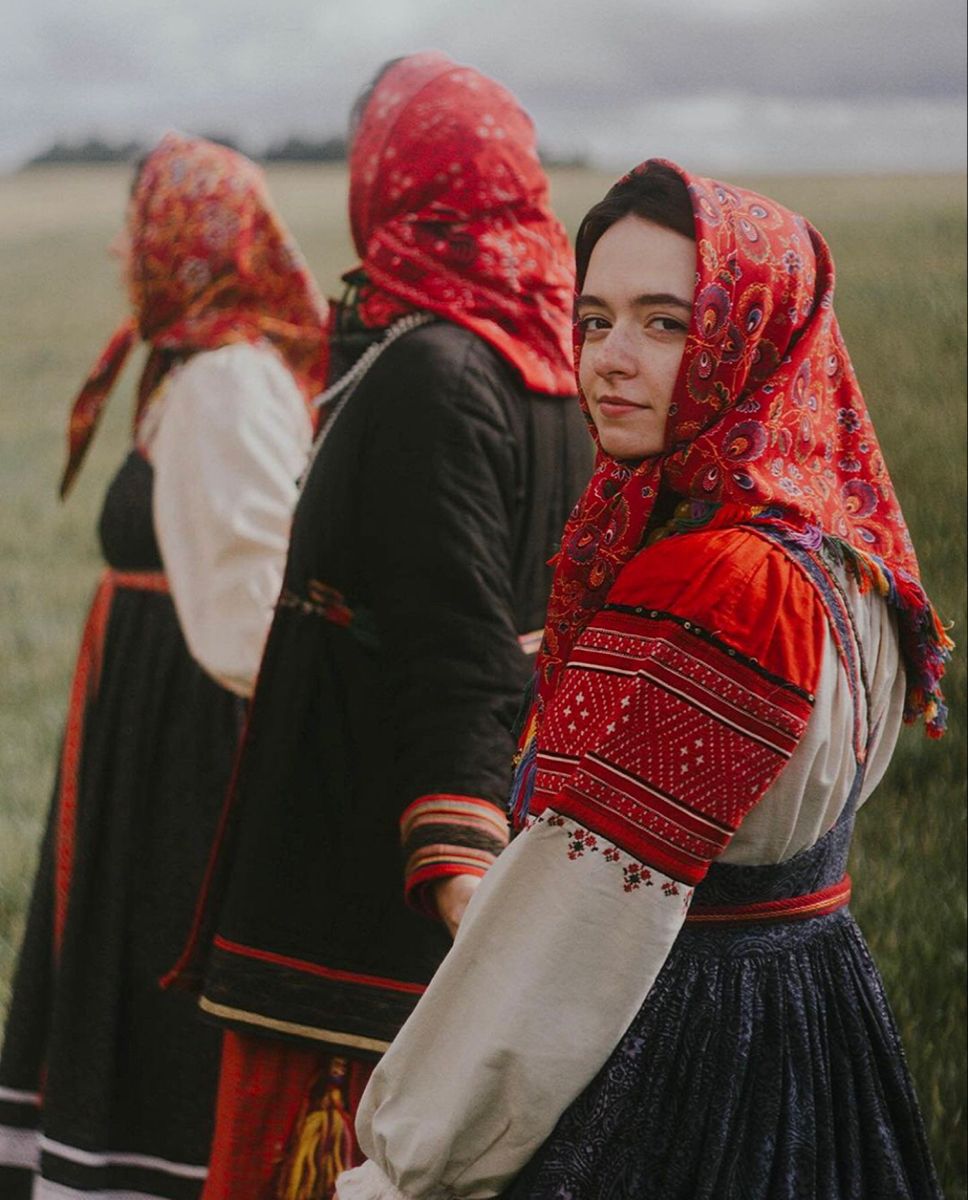Women in Slavic costumes’s look of the day — catch her live in Zhangqiu